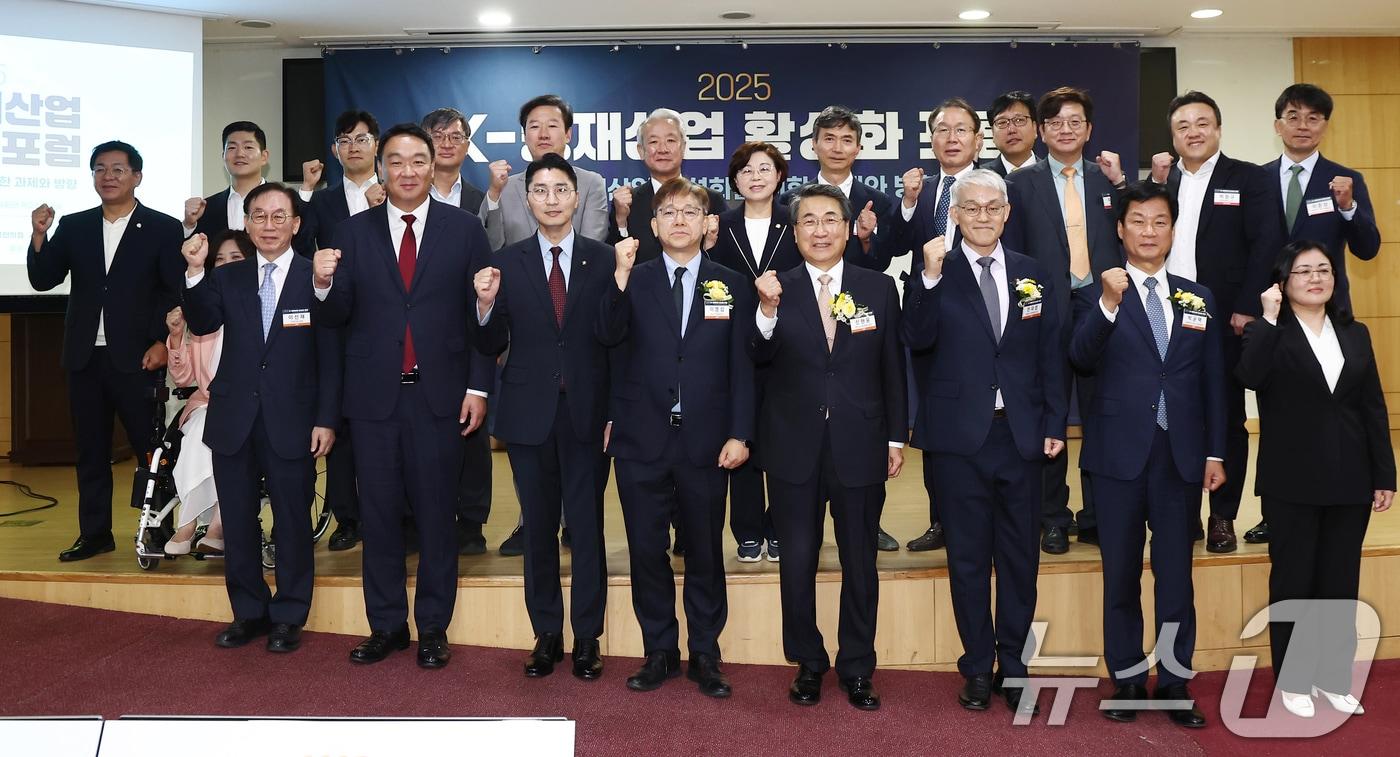 박균택 더불어민주당 의원과 박준태 국민의힘 의원, 신현윤 대한상사중재원장, 이영섭 뉴스1 대표이사 등 참석자들이 10일 오후 서울 여의도 국회 의원회관에서 열린 'K-중재산업 활성화 포럼'에서 기념촬영을 하고 있다. 2025.9.10/뉴스1 ⓒ News1 김민지 기자