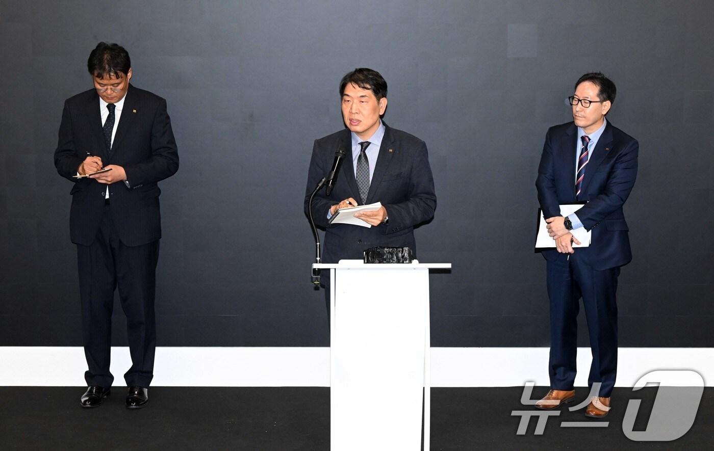 KT 주요 경영진들이 11일 서울 종로구 KT 광화문빌딩 웨스트 사옥에서 열린 소액결제 피해 관련 기자 브리핑에서 질의응답을 하고 있다. (공동취재) 2025.9.11/뉴스1 ⓒ News1 박지혜 기자