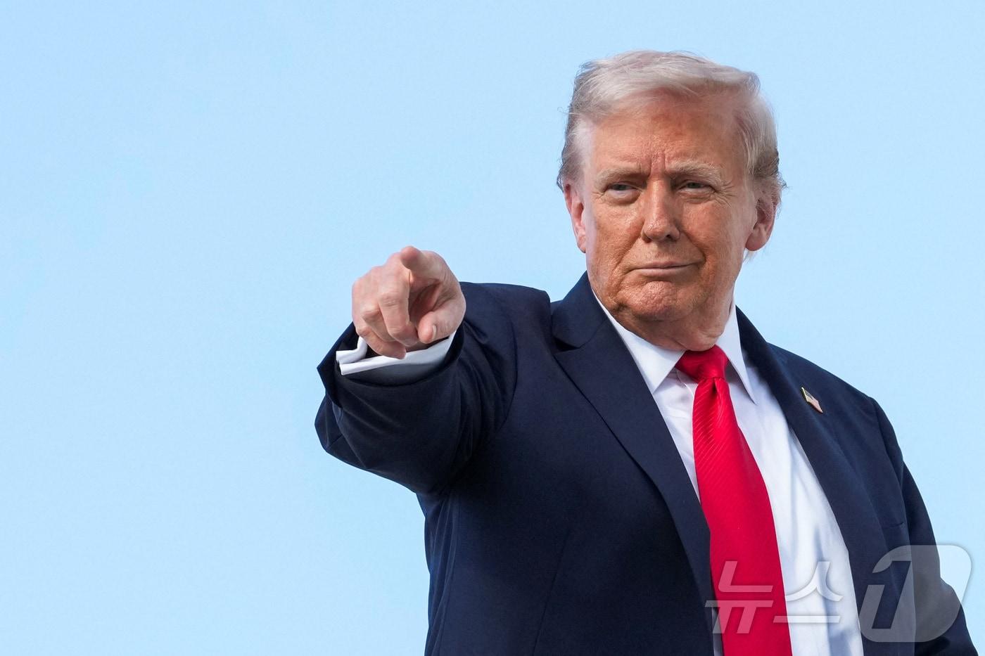 도널드 트럼프 미국 대통령이 지난 11일(현지시간) 미국 메릴랜드주 앤드루스 합동기지에서 뉴욕으로 출발하는 에어포스 원(미 대통령 전용기)에 탑승하며 제스처를 취하고 있다. 2025.09.12 ⓒ 로이터=뉴스1 ⓒ News1 강서연 기자