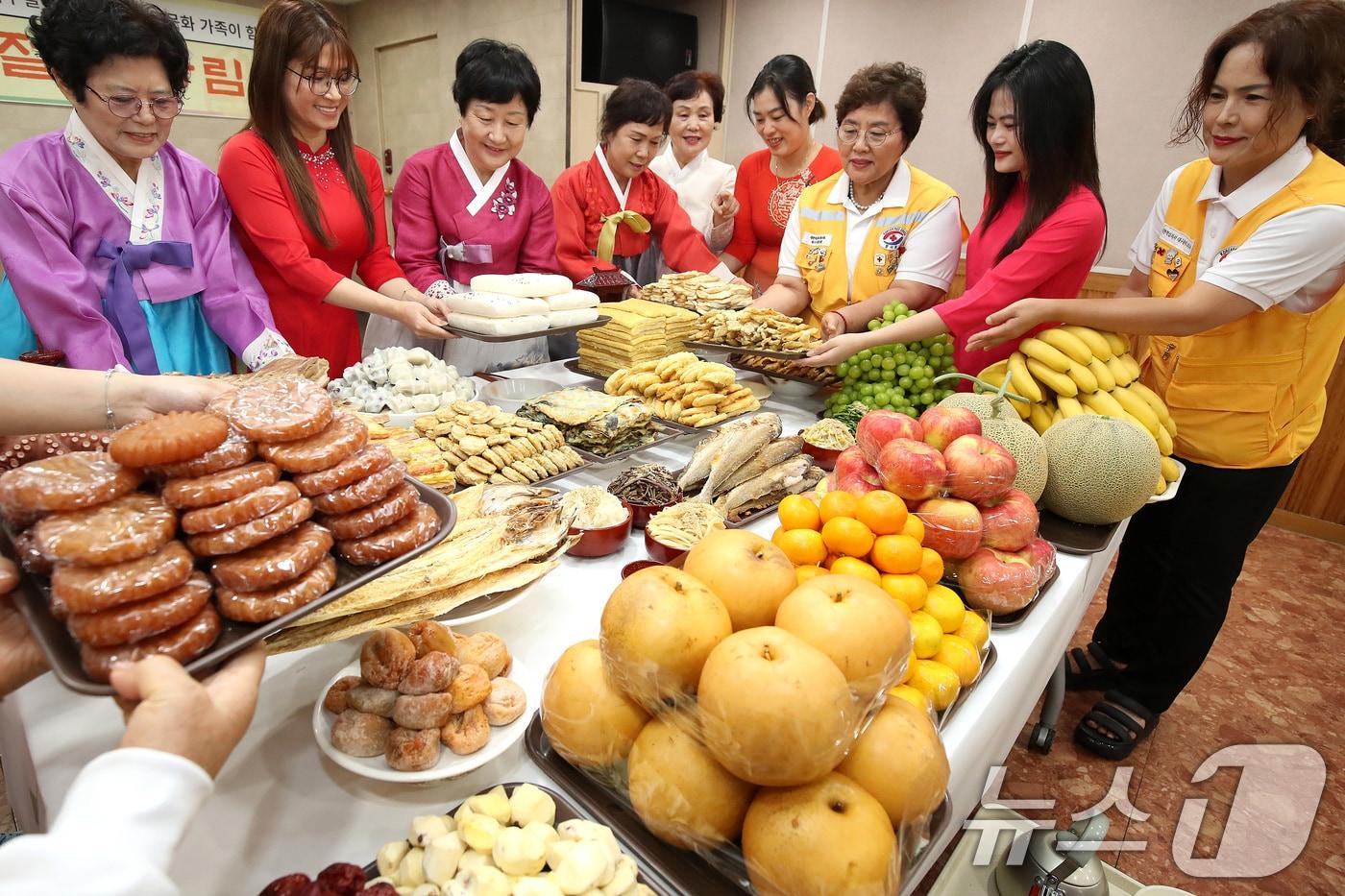 추석 명절을 앞두고 12일 오전 대구 달서구 월성종합사회복지관에서 열린 '대한적십자사 대구달서구협의회와 다문화가족이 함께하는 추석맞이 차례상 차리기' 행사에서 참석자들이 음식을 차례상에 올리고 있다. 2025.9.12/뉴스1 ⓒ News1 공정식 기자