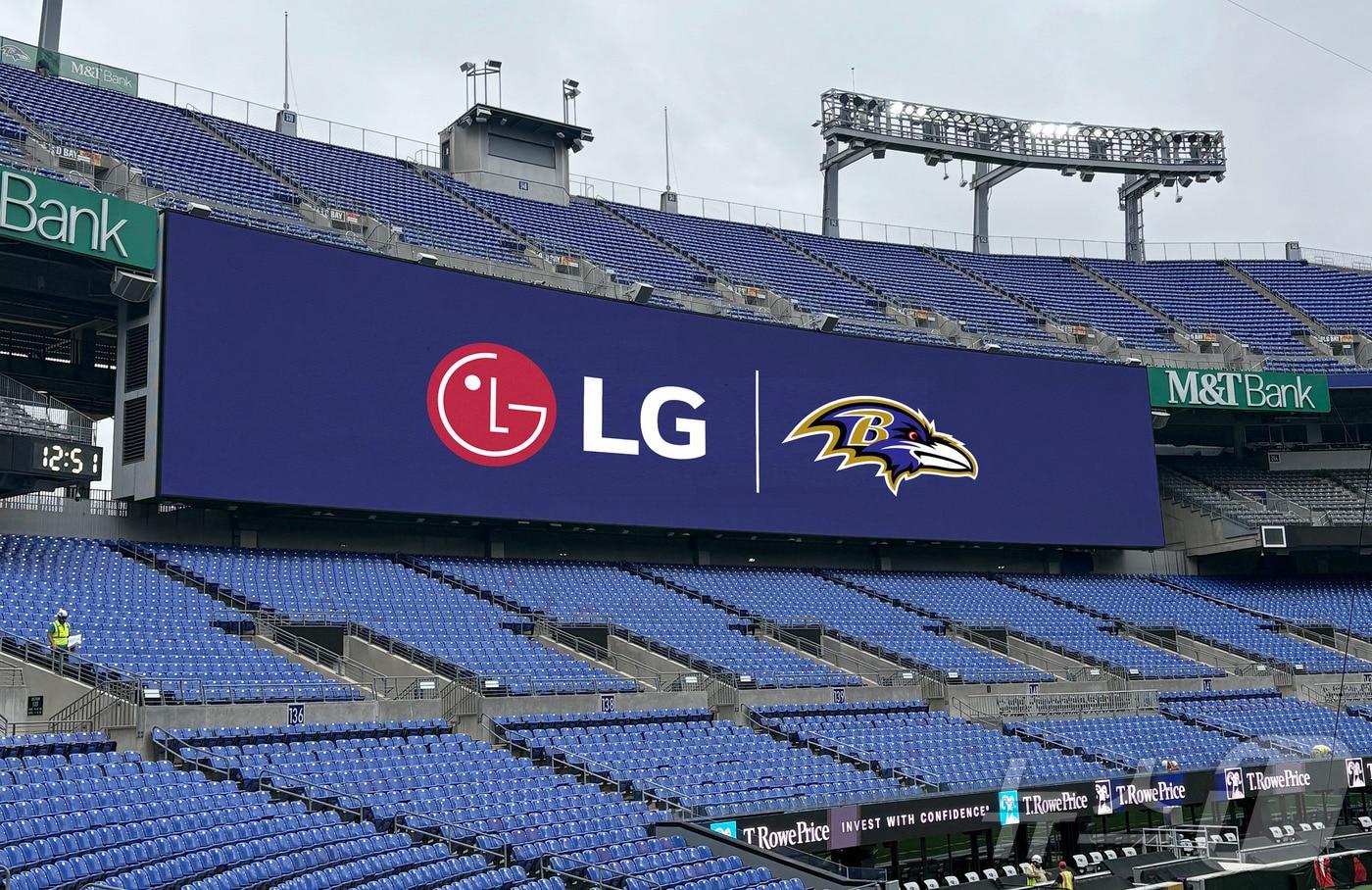 LG전자가 미국 프로풋볼리그(NFL) 구단 볼티모어 레이븐스과 파트너십을 맺고 내년 시즌까지 홈구장 M&T 뱅크 스타디움에 초대형, 초고화질 디지털 사이니지를 공급한다고 14일 밝혔다.(LG전자 제공. 재판매 및 DB 금지)
