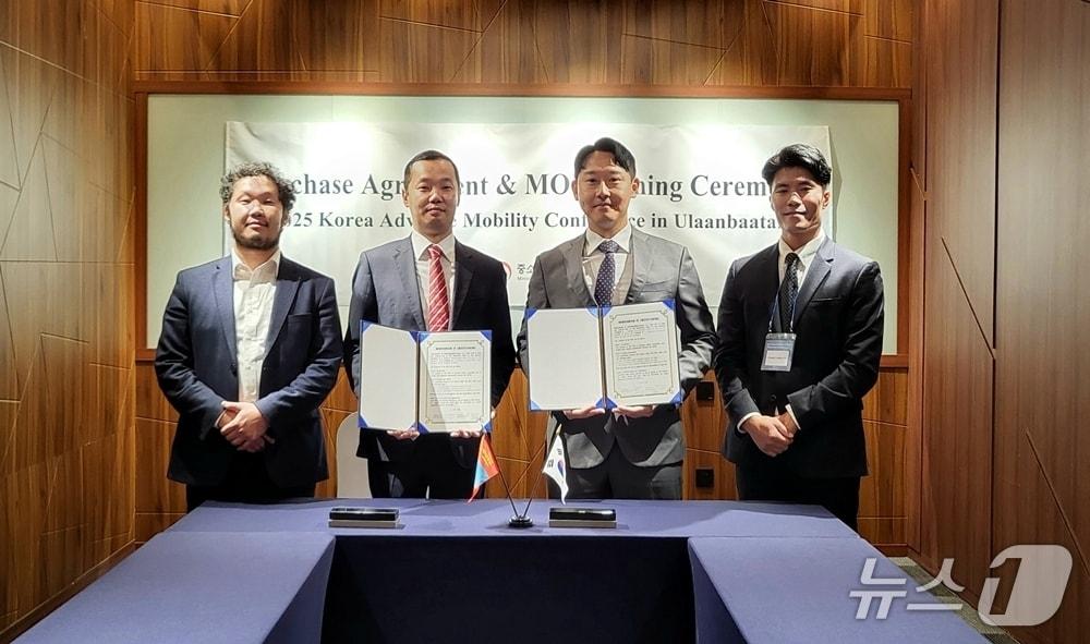 본문 이미지 - 왼쪽부터 Sodbayar Ganzorig Magnai Trade CEO , Magnai Ganzorig Gmobile CEO, 조준상 차봇모빌리티 부대표(CFO), 강산성 차봇모빌리티 해외사업팀 팀장이 기념사진을 찍고 있다.