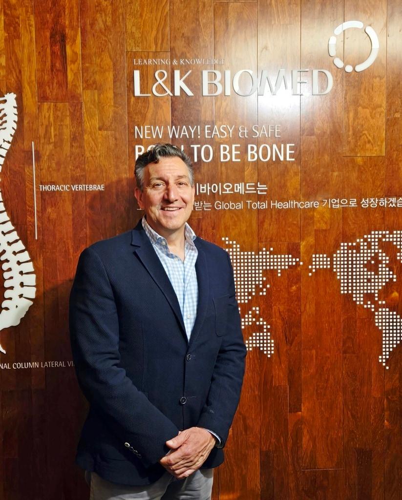 본문 이미지 - 흉벽기형 수술 권위자 디피오레 박사가 엘앤케이바이오 본사 방문을 기념해 사진을 촬영하고 있는 모습. (엘앤케이바이오 제공)