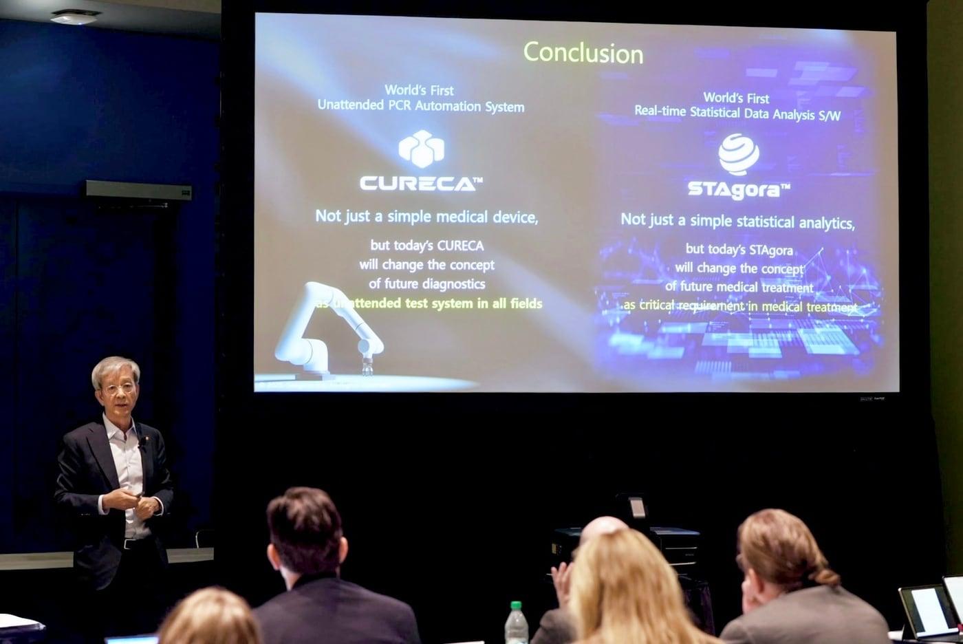 천종윤 씨젠 회장이 지난달 30일(현지시간) 미국 시카고에서 열린 '진단검사의학회'에서 PCR 자동화 시스템 '큐레카' 등을 소개하고 있다.(씨젠 제공)/뉴스1