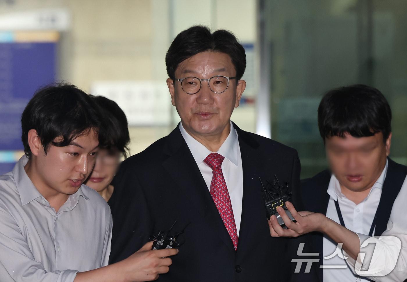 권성동 국민의힘 의원이 16일 오후 서울 서초구 중앙지방법원에서 '통일교 불법 정치자금 수수' 의혹(정치자금법 위반 혐의) 관련 구속 전 피의자 심문(영장실질심사)를 마치고 법원을 나서고 있다. 2025.9.16/뉴스1 ⓒ News1 장수영 기자