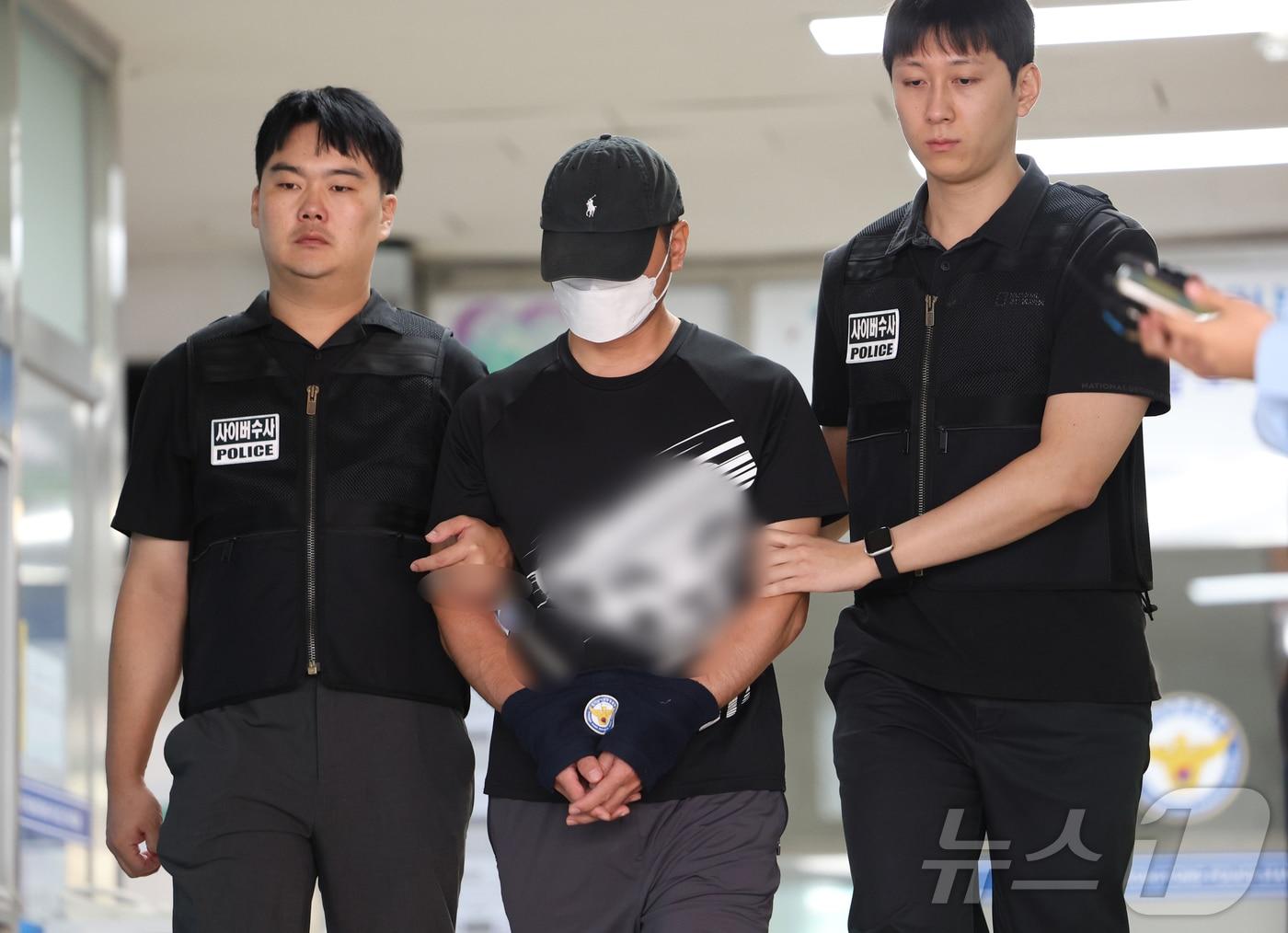 본문 이미지 - 지난 18일 오전 경기 수원시 영통구 수원영통경찰서에서 'KT 소액결제 사건' 피의자인 중국 교포 A 씨가 구속 전 피의자 심문을 받기 위해 나오고 있다.2025.9.18/뉴스1 ⓒ News1 김영운 기자