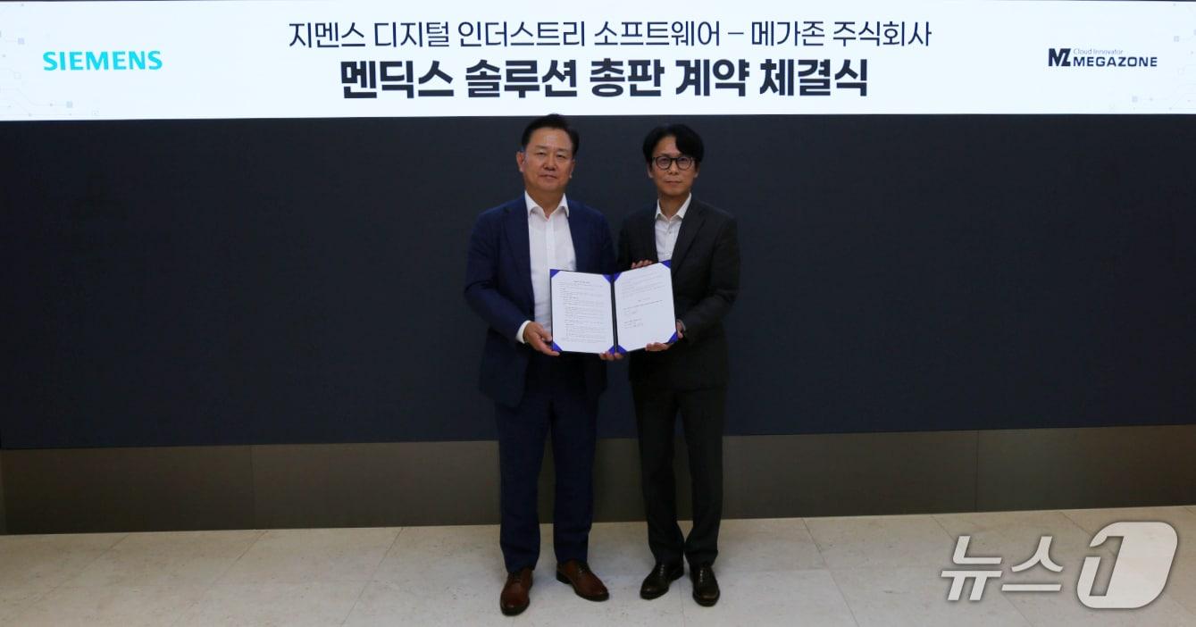 본문 이미지 - 조영국 메가존 부사장과 오병준 지멘스 디지털 인더스트리 소프트웨어 한국지사장이 기념사진을 찍고 있다.(메가존클라우드 제공)