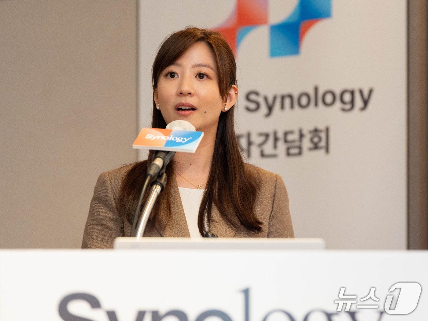 본문 이미지 - 조앤 웡 시놀로지 국제사업부 총괄 디렉터가 23일 서울 조선팰리스 강남에서 기자간담회를 열고 발언하고 있다.(시놀로지 제공)