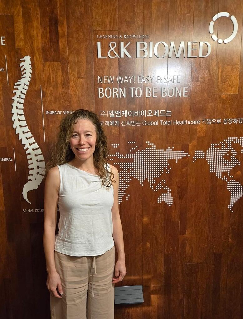 본문 이미지 - 흉벽기형 수술 권위자 맥마혼 박사가 엘앤케이바이오 본사 방문 기념 사진을 촬영하고 있는 모습. (엘앤케이바이오메드 제공)