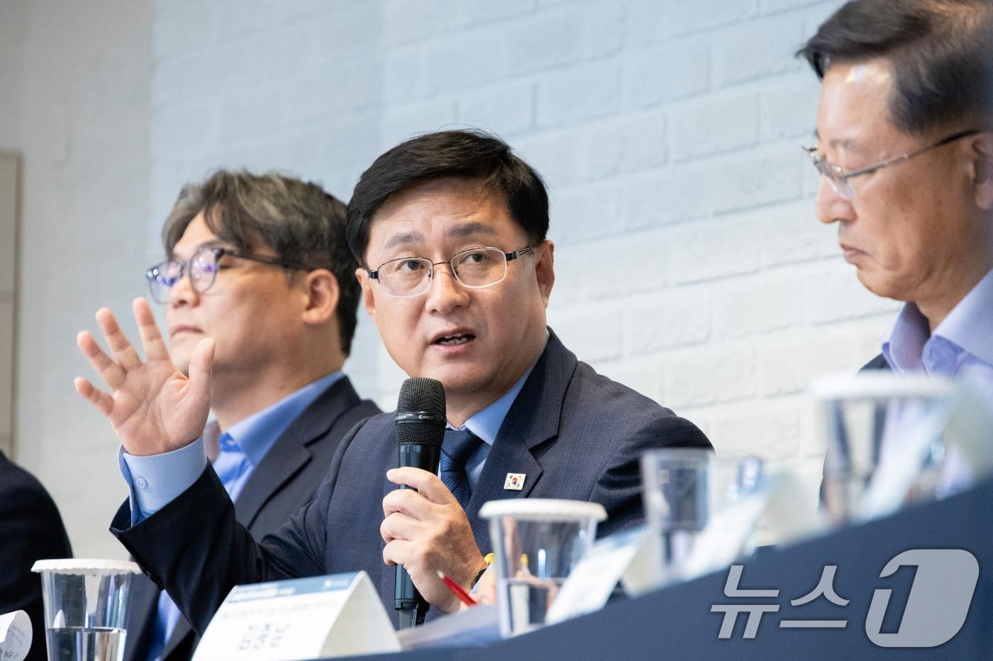 김성환 환경부 장관이 23일 서울 서초구 한국전력 양재 아트센터에서 2035 국가 온실가스 감축목표(NDC) 설정을 위한 2035 NDC 대국민 공개논의 전력분야 토론회를 주재하고 있다. (환경부 제공. 재판매 및 DB 금지) 2025.9.23/뉴스1