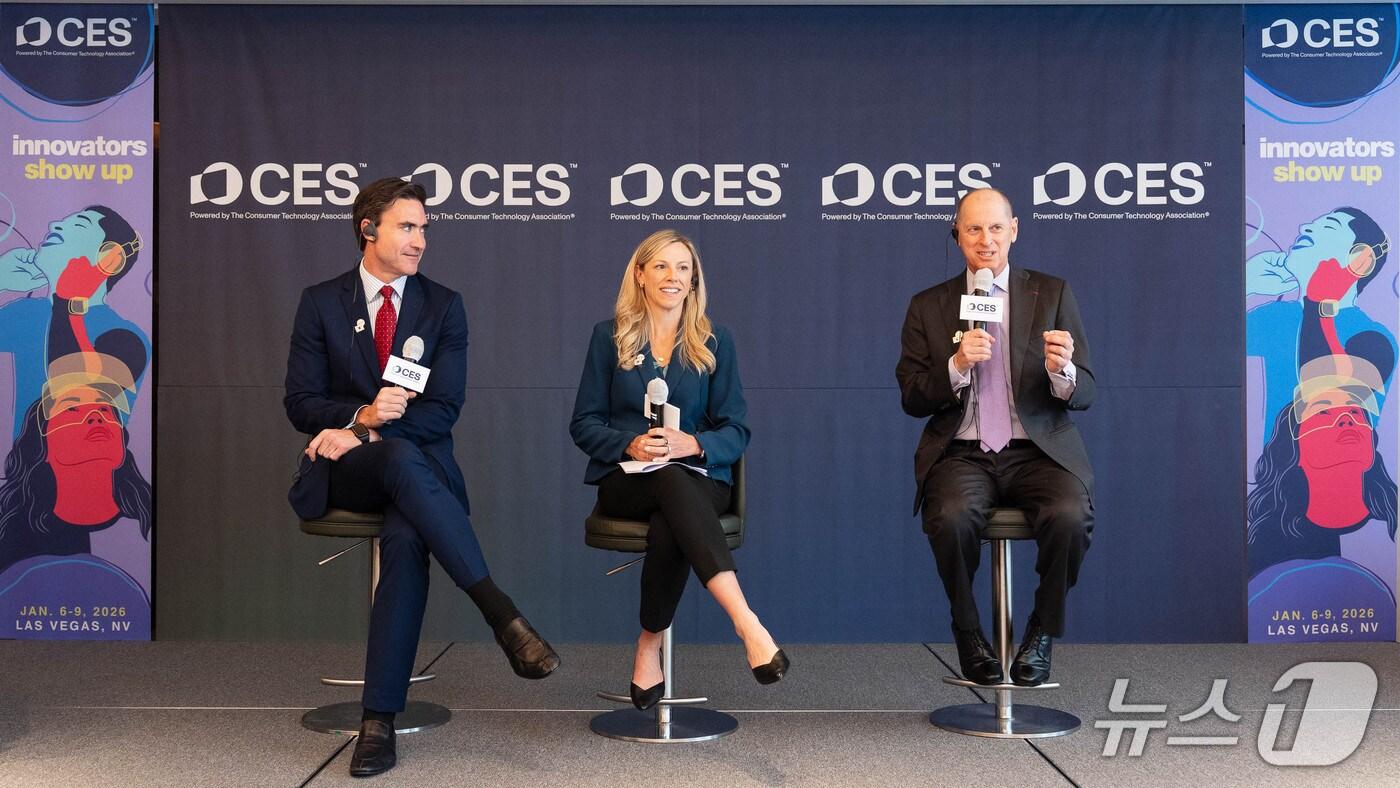 사진 왼쪽부터 존 켈리(John Kelley) CTA 부사장 겸 CES 쇼 디렉터, 킨제이 파브리치오(Kinsey Fabrizio) 회장, 게리 샤피로(Gary Shapiro) CTA 최고경영자(CEO) 겸 부위원장. (사진제공 = CTA)