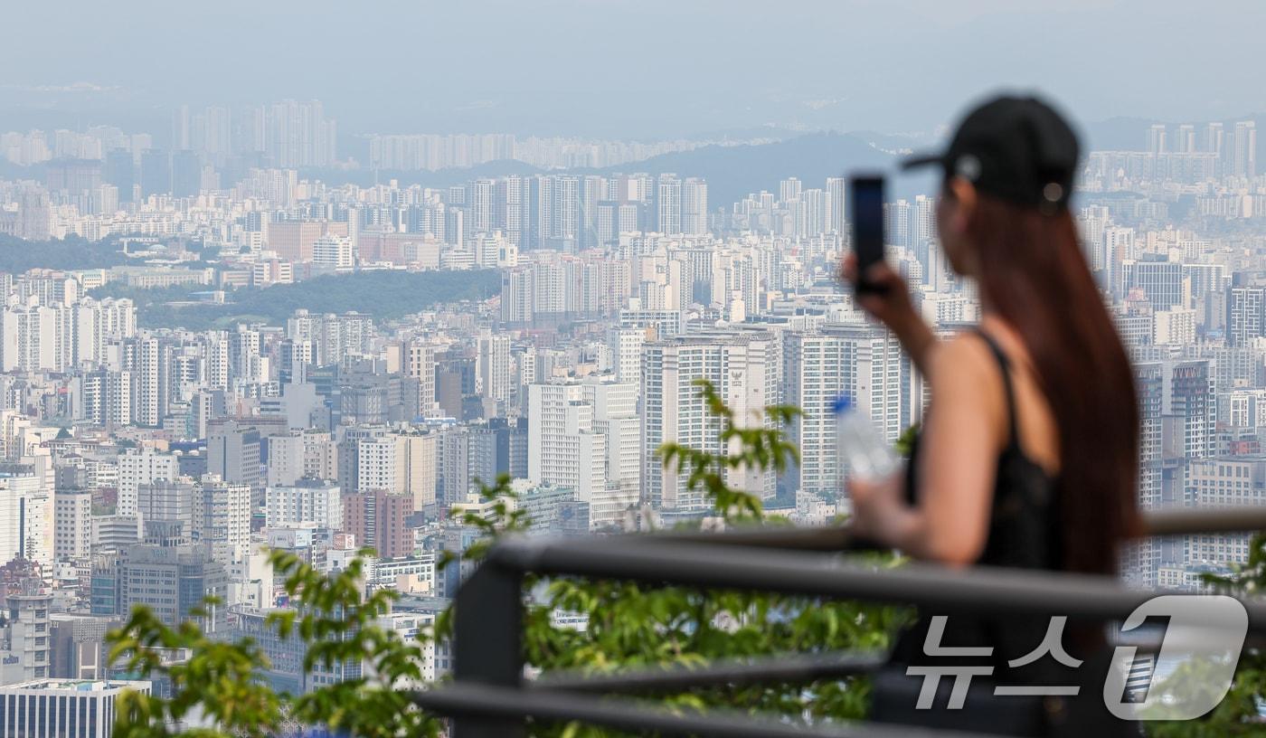 서울 남산에서 관광객이 전경을 촬영하고 있다. (자료사진)/뉴스1 ⓒ News1 안은나 기자