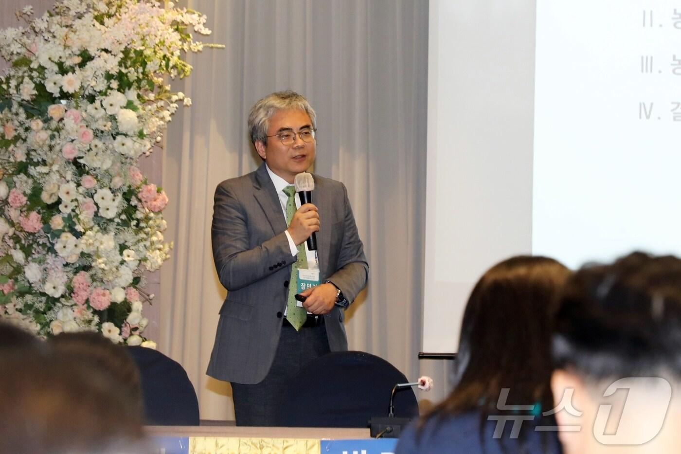 장민기 농정연구센터 소장이 26일 제주아스타호텔에서 열린 '제10회 제주플러스포럼'에서 발제하고 있다. 이 포럼은 제주대학교RISE사업단과 제주연구원, 뉴스1이 공동 주최하고 뉴스1 제주본부가 주관한다.2025.9.26/뉴스1 ⓒ News1 홍수영 기자