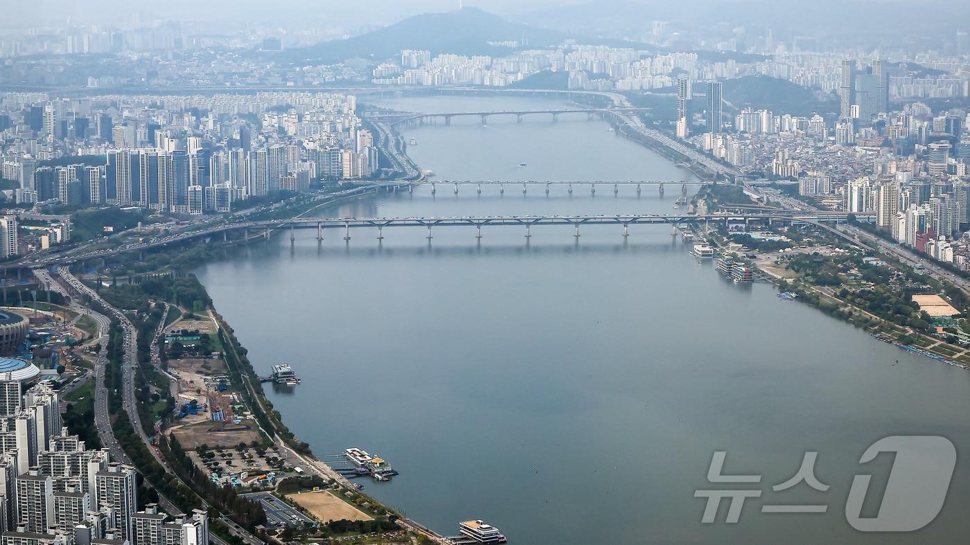 서울 송파구 롯데월드타워에서 바라본 한강변 아파트 단지. 2025.9.29/뉴스1 ⓒ News1 김진환 기자