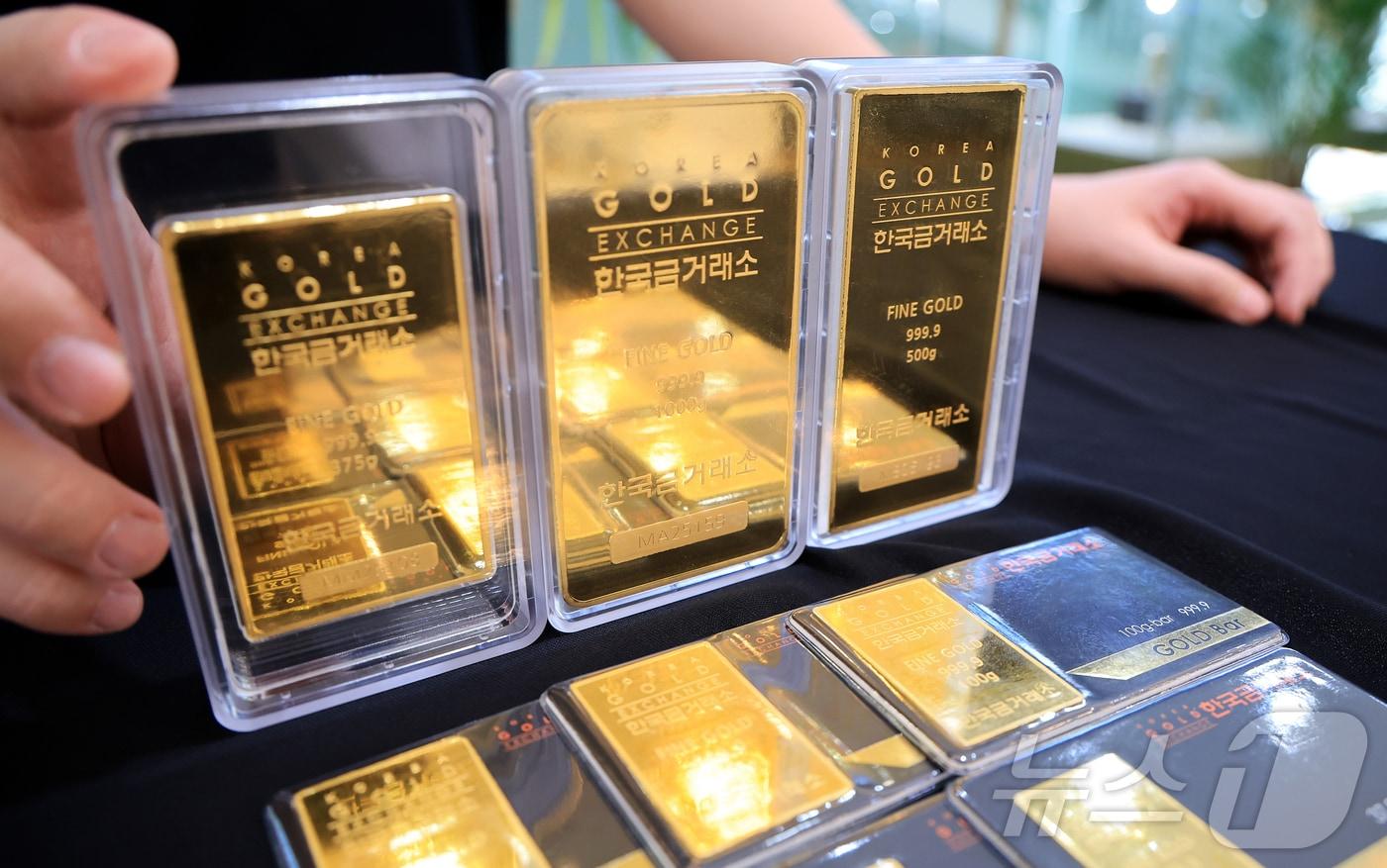 금과 은 가격이 급등세를 보이는 3일 서울 종로구 한국금거래소에서 관계자가 골드바를 내보이고 있다. 최근 금값이 상승세를 탄 건 트럼프 미 행정부의 관세정책 불확실성이 안전자산 선호 심리를 키운 데 따른 것으로 보인다. 2025.9.3/뉴스1 ⓒ News1 김진환 기자
