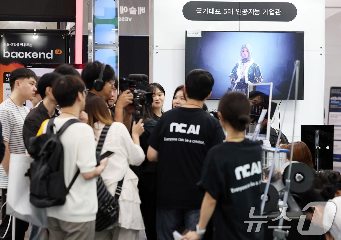 본문 이미지 - 30일 서울 강남구 코엑스에서 열린 인공지능 페스타(AI FESTA) 2025에서 NC AI부스를 찾은 방문객들이 바르코 3D 데모를 체험하고 있다. 2025.9.30/뉴스1 ⓒ News1 오대일 기자