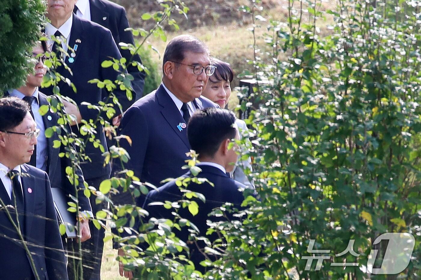 이시바 시게루 일본 총리가 30일 오후 부산 금정구 시립공원묘지에서 2001년 도쿄 신오쿠보역 선로에 떨어진 일본인을 구하려다 목숨을 잃은 '의인' 이수현 씨 묘지를 참배하기 위해 이동하고 있다. 2025.9.30/뉴스1 ⓒ News1 윤일지 기자
