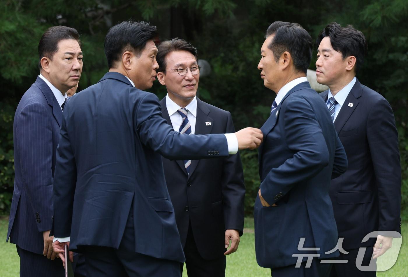 김민석 국무총리가 지난 7일 서울 종로구 삼청동 국무총리 서울공관에서 열린 제3차 고위당정협의회에 앞서 더불어민주당 정청래 대표, 김병기 원내대표, 강훈식 대통령 비서실장 등과 대화하고 있다. (공동취재) 2025.9.7/뉴스1 ⓒ News1 박지혜 기자