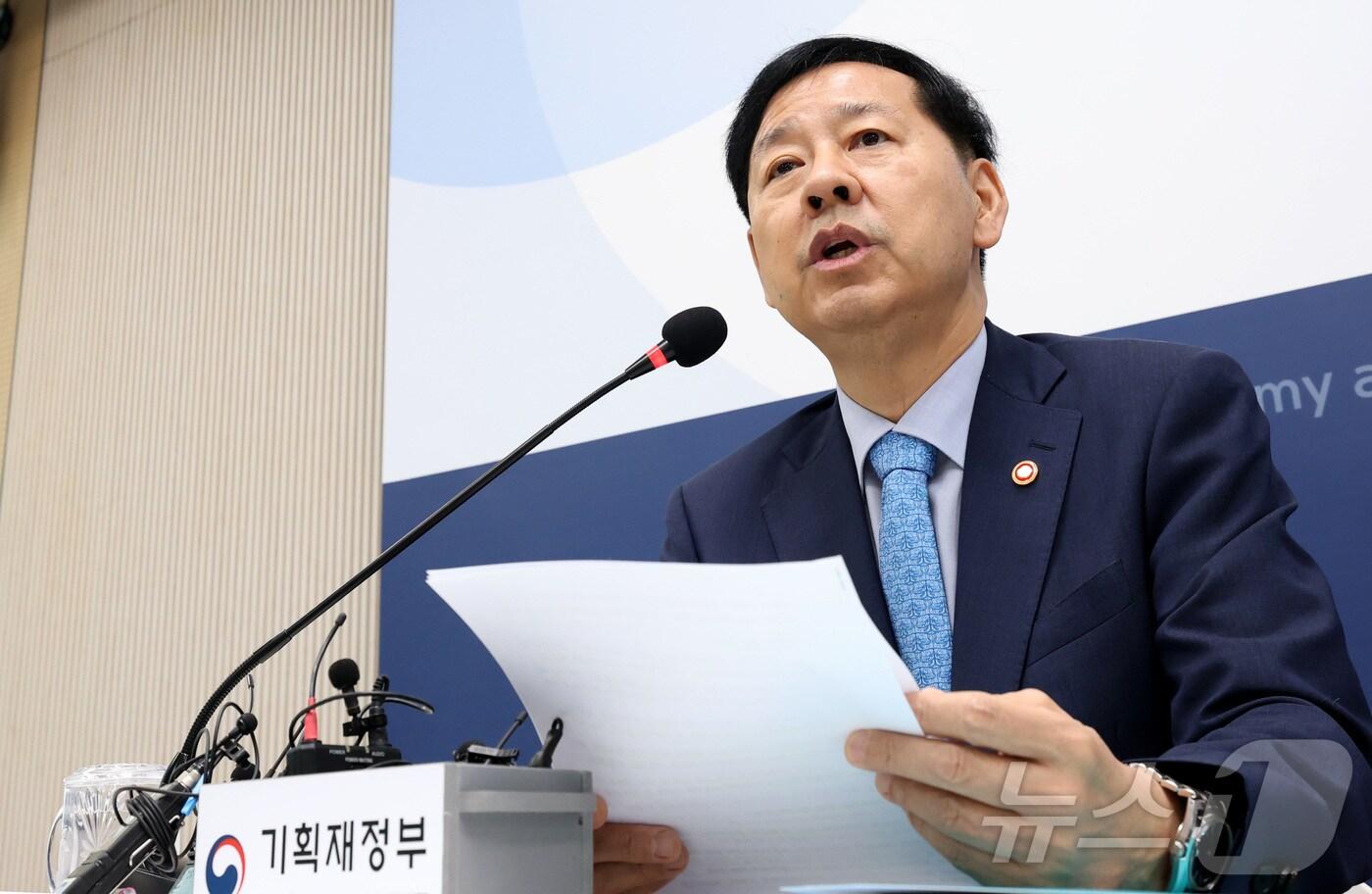 구윤철 경제부총리 겸 기획재정부 장관이 8일 오전 세종시 정부세종청사에서 열린 출입기자단 간담회에 참석하여 현안 관련 내용을 설명하고 있다. 2025.9.8/뉴스1 ⓒ News1 김기남 기자