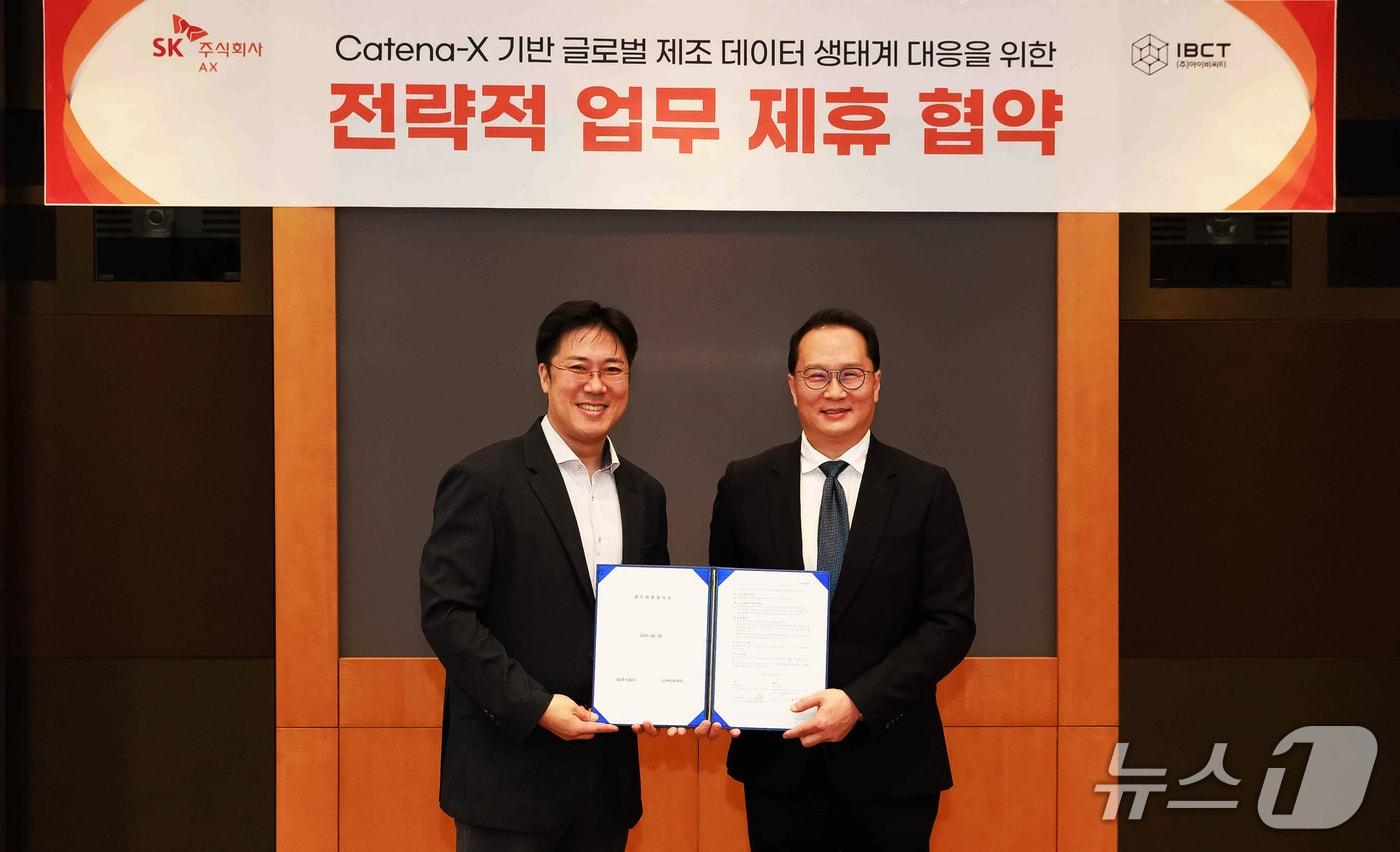 장혁수 SK AX ESG/SHE본부장과 이정륜 IBCT 대표가 경기도 성남시 분당구 SK AX 본사에서 열린 협약식에서 기념사진을 찍고 있다.(SK AX 제공)