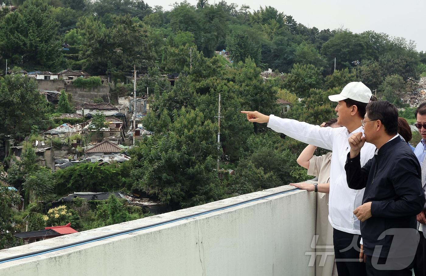 오세훈 서울시장이 9일 오전 서울 마지막 판자촌인 노원구 백사마을 철거 현장을 찾아 재개발 상황을 점검하고 있다. 서울시는 분양·임대를 구분하지 않는 소셜믹스 방식으로 26개 동, 3천178세대 규모의 공동주택을 조성해 사회통합의 상징 공간으로 만들 계획이다. 2025.9.9/뉴스1 ⓒ News1 김진환 기자