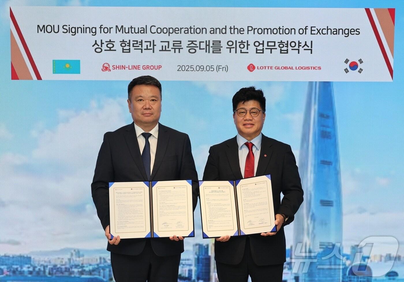 롯데글로벌로지스가 카자흐스탄 ‘신라인그룹(Shin-Line Group)’과 물류 협력을 강화하며 중앙아시아를 비롯한 CIS 지역의 물류 영토 확장에 나선다고 8일 밝혔다. 지난 5일 잠실 롯데월드타워에서 열린 업무협약식에는 강병구 롯데글로벌로지스 대표이사(오른쪽)와 안드레이 신(Andrei Shin) 신라인그룹 회장이 참석해 포즈를 취하고 있다. (롯데글로벌로지스 제공)