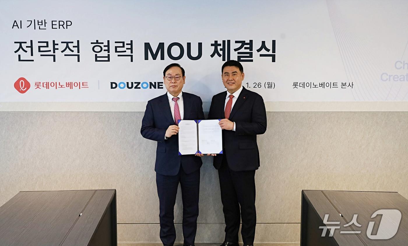 본문 이미지 - 김경엽 롯데이노베이트 대표이사(오른쪽)와 이강수 더존비즈온 부회장이 기념사진을 찍고 있다.(롯데이노베이트 제공)