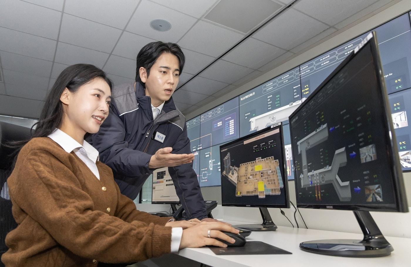 본문 이미지 - 에스원 직원이 'AI 빌딩 에너지 설루션'을 활용해 건물 에너지 사용 현황을 실시간 모니터링하고 있다.(에스원 제공)