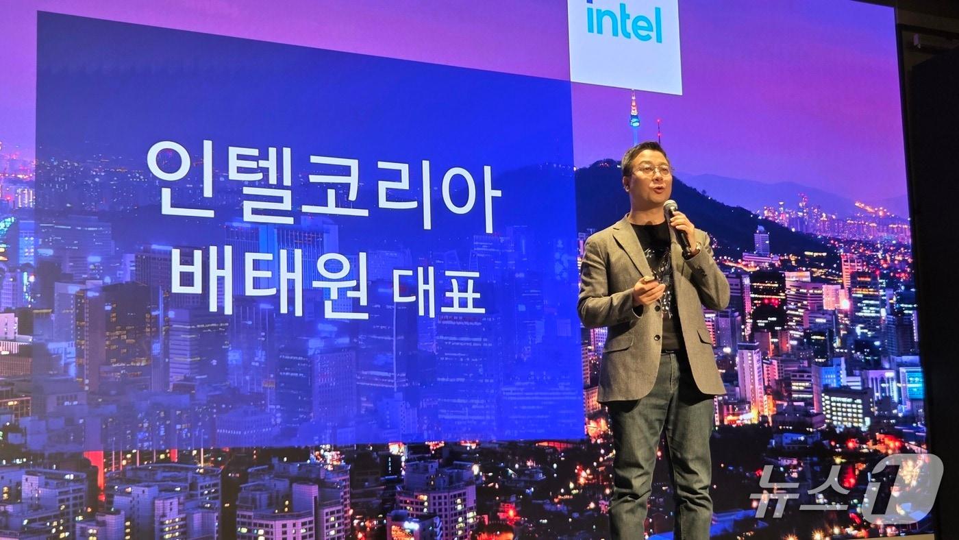 본문 이미지 - 배태원 인텔코리아 대표가 서울 삼성동 웨스틴 서울 파르나스에서 열린 인텔 AI PC 쇼케이스 기자간담회에서 발언하고 있다. 2026.1.28 뉴스1 ⓒ News1 김민석 기자