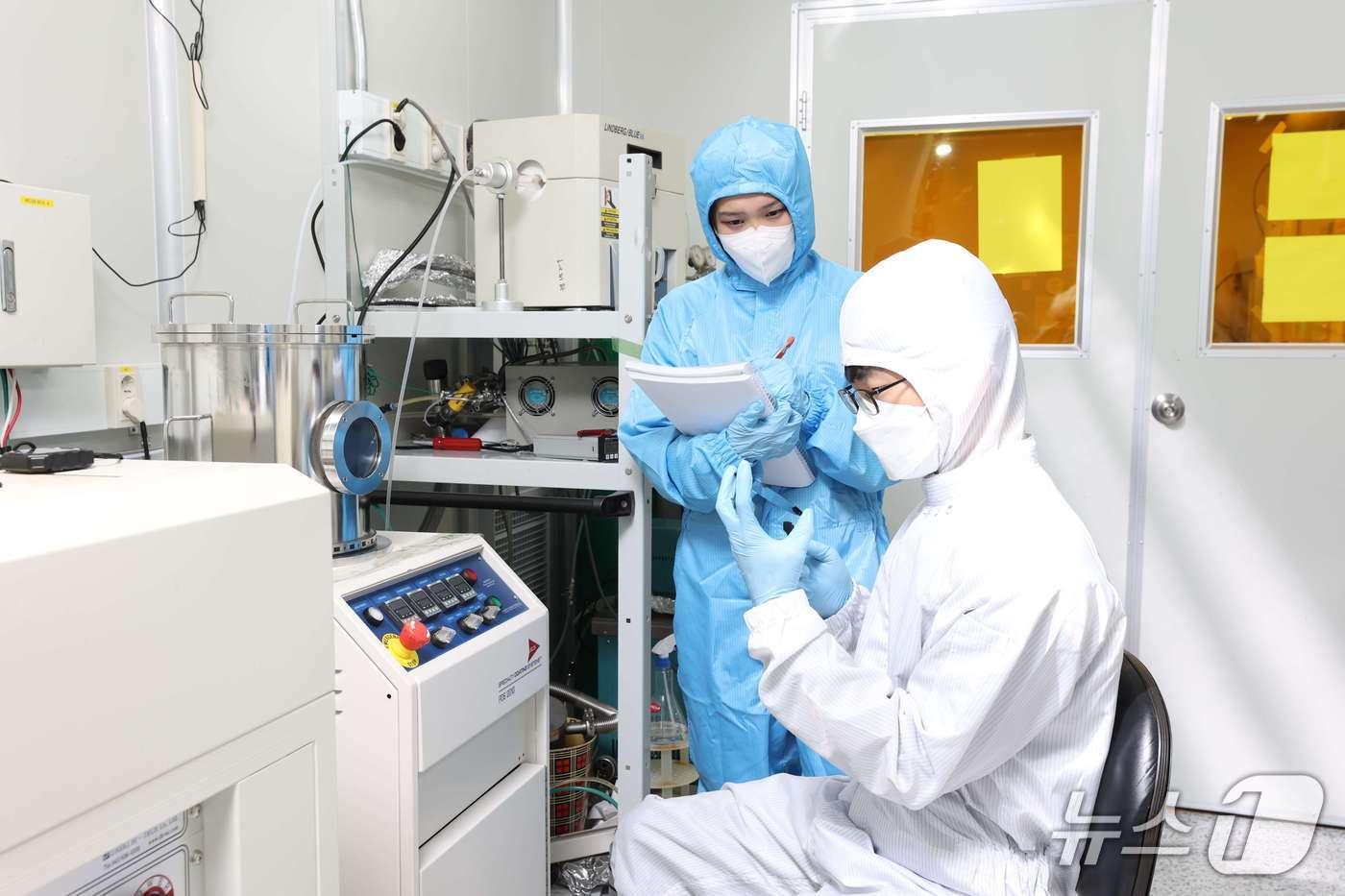 본문 이미지 - 한국과학기술원(카이스트) 국가 양자팹 반도체 클린룸.(카이스트 제공)/뉴스1