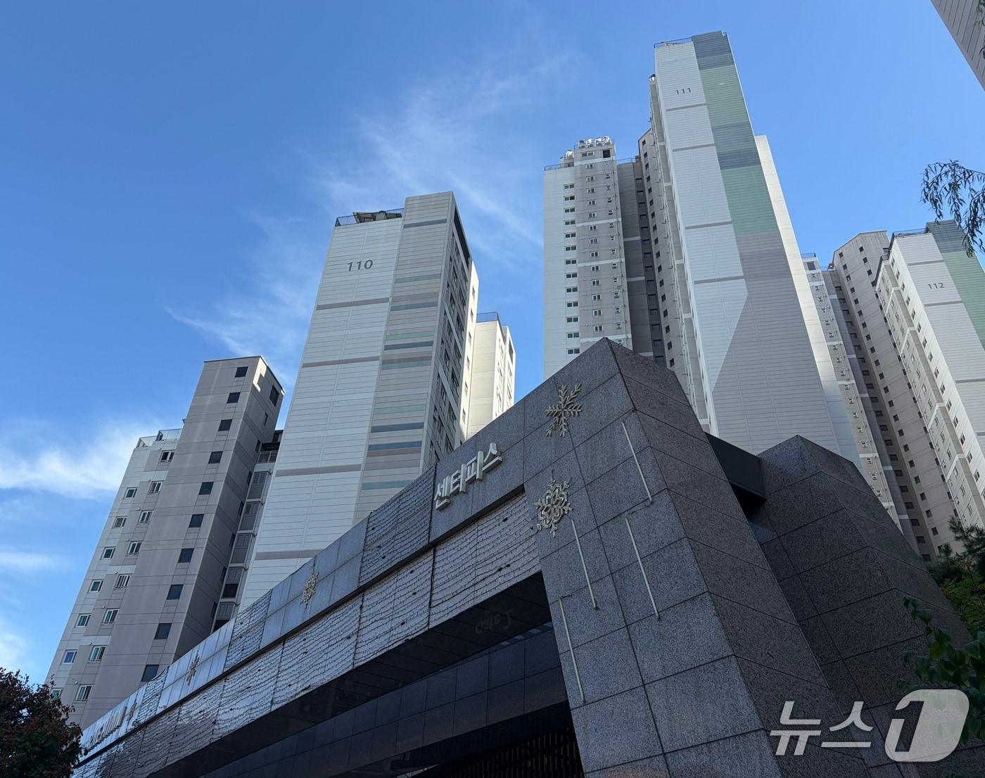 본문 이미지 - 서울 아파트값 가격이 86주 연속 오르며 최장 상승 기록한 1일 오후 서울의 성북구 길음동 '래미안길음센터피스'의 모습 2026.10.1 ⓒ 뉴스1 김종훈 기자
