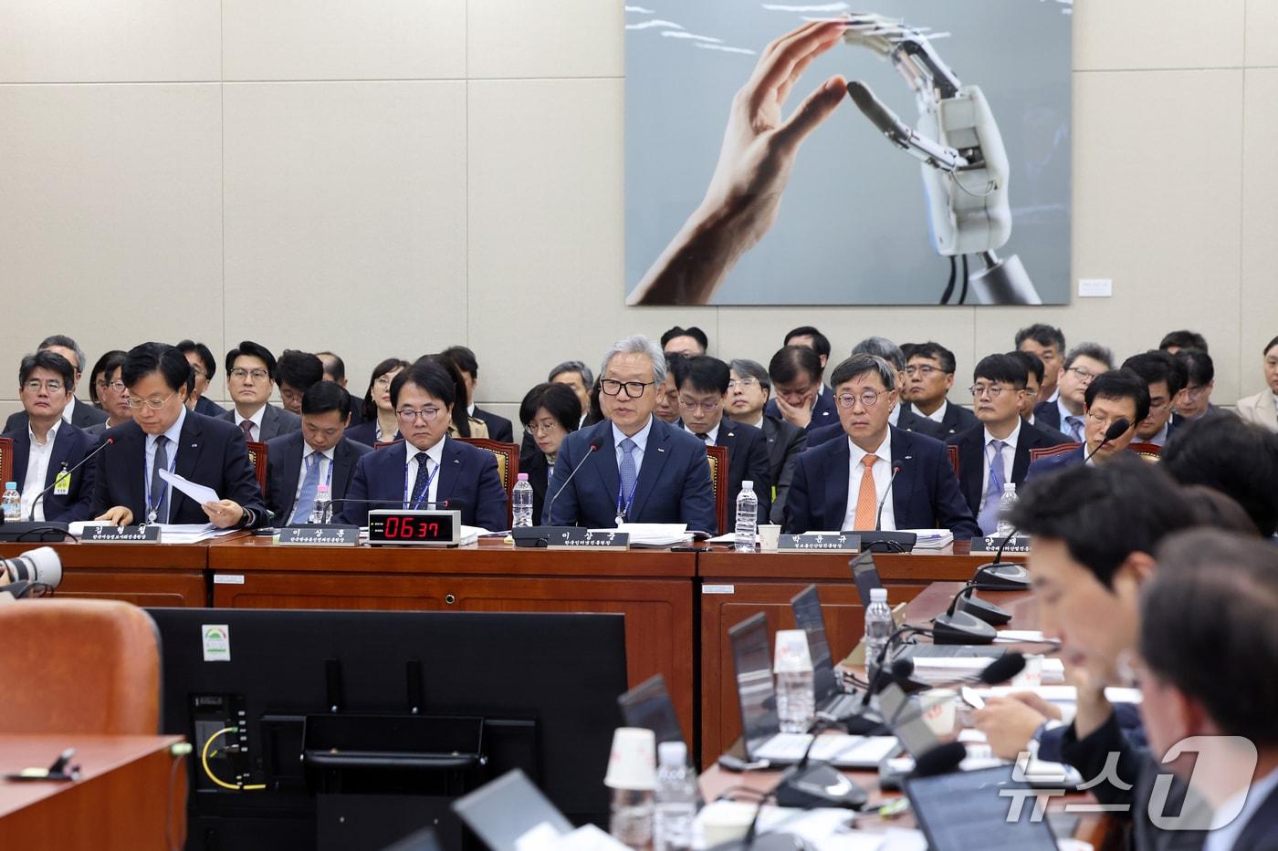 본문 이미지 - 서울 여의도 국회 과학기술정보방송통신위원회에서 열린 정보통신산업진흥원 등에 대한 국정감사에서 의원 질의에 답하고 있다. 2026.10.15 ⓒ 뉴스1 황기선 기자