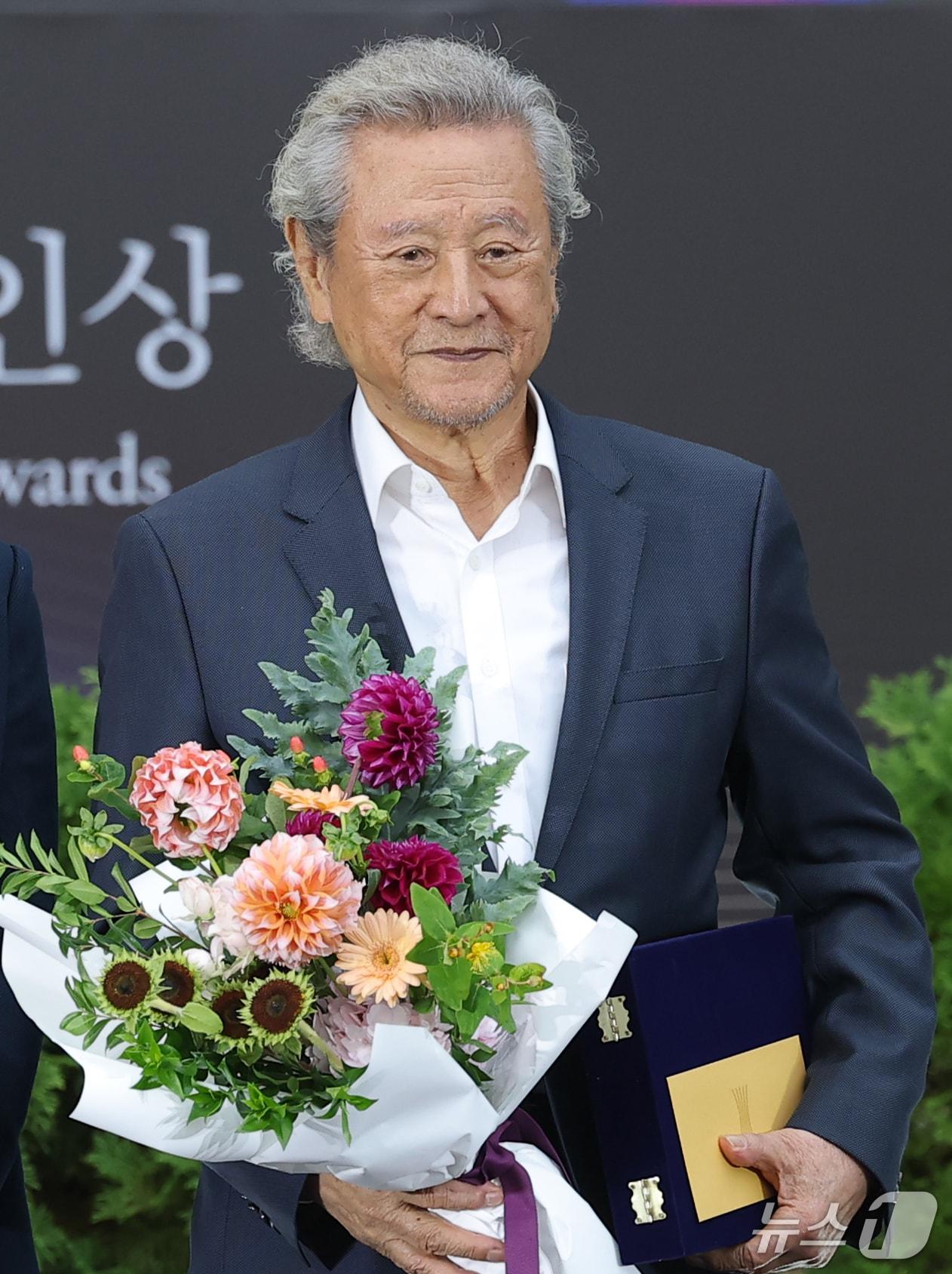 본문 이미지 - 배우 박근형이 15일 서울 강동구 스테이지28에서 열린 제16회 아름다운예술인상 시상식에 참석해 '공연예술인 부문' 상을 수상한 뒤 포즈를 취하고 있다. 2026.10.15 ⓒ 뉴스1 권현진 기자