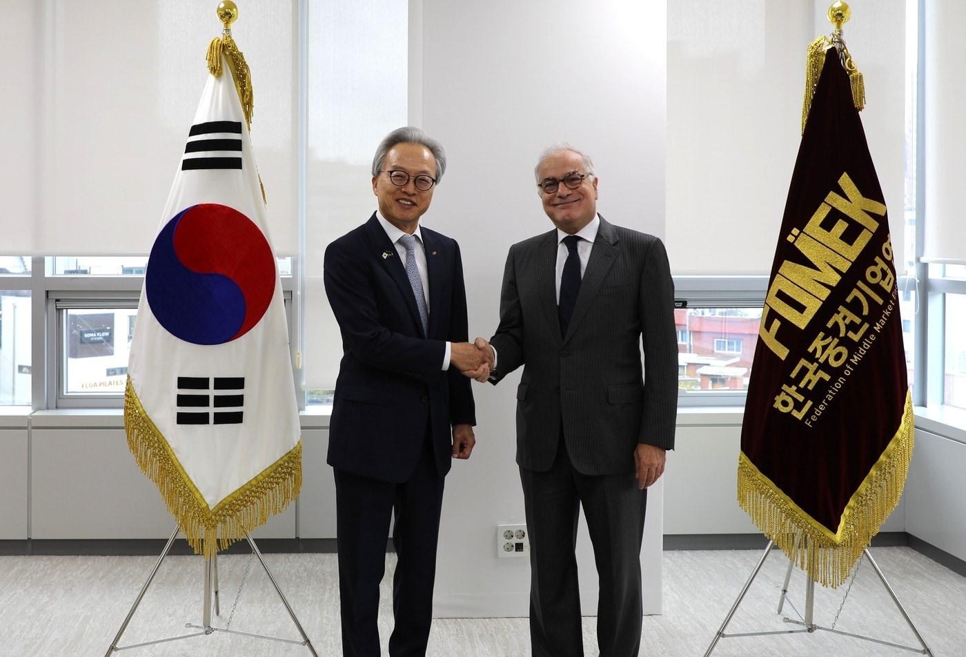본문 이미지 - 최진식 한국중견기업연합회 회장과 우고 아스투토 주한EU대사가 기념사진을 찍고 있다.(한국중견기업연합회 제공)
