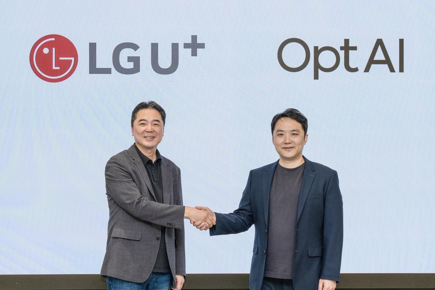 본문 이미지 - 이상엽 LG유플러스 CTO(전무, 왼쪽)와 이재호 옵트에이아이 대표가 토큰 최적화 협력과 관련해 기념촬영을 하고 있다.(LG유플러스 제공)