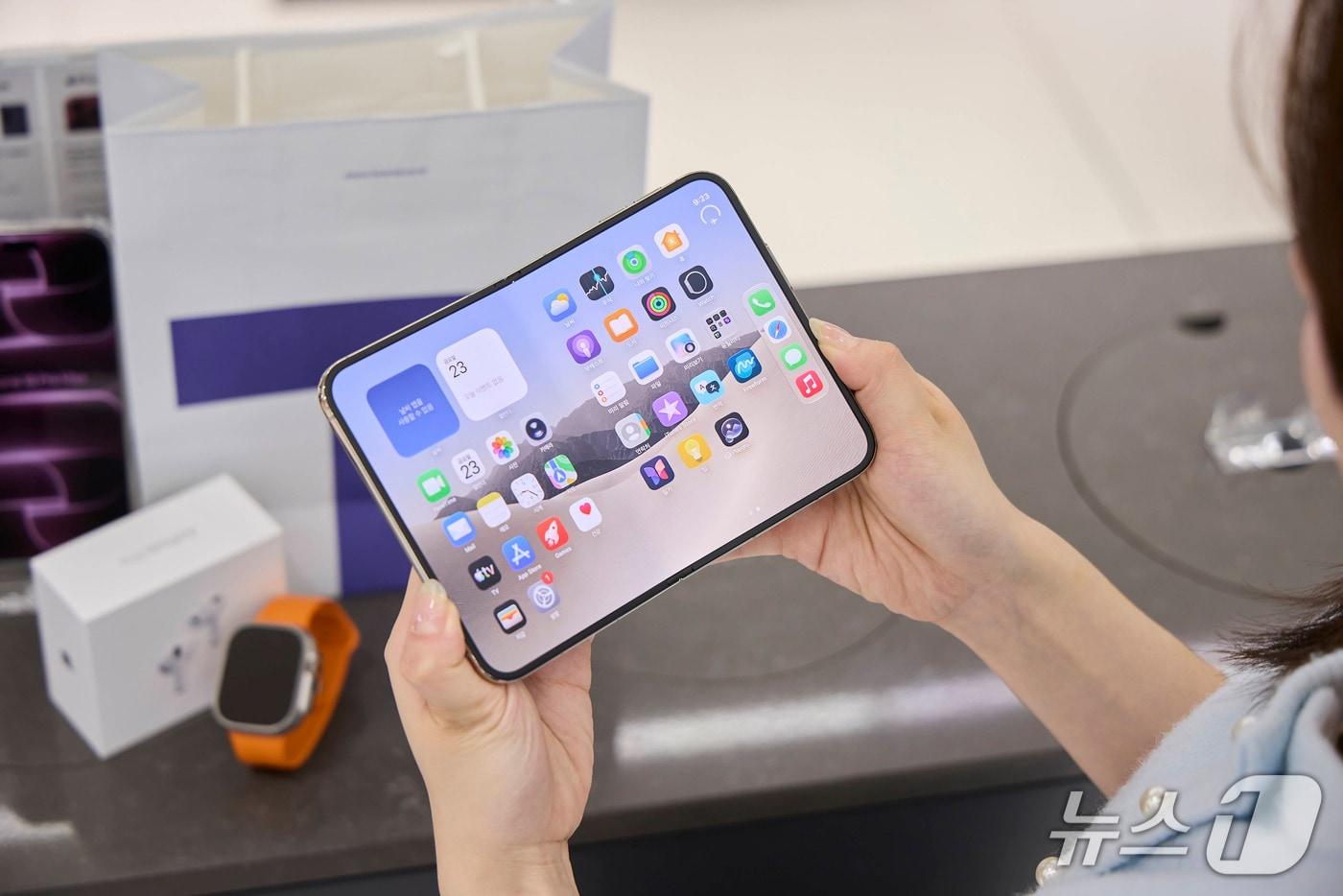 본문 이미지 - '아이폰 듀오'(iPhone Duo) 제품 사진. (SKT 제공. 재판매 및 DB 금지) 2026.10.23 ⓒ 뉴스1