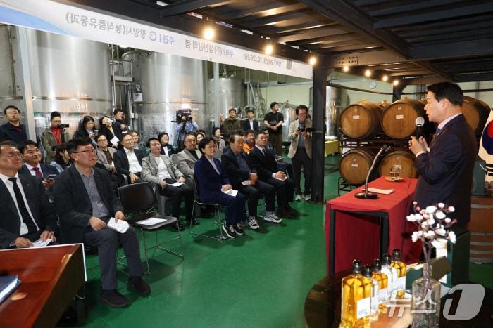 본문 이미지 - 26일 광양시 진월면 소재 ㈜섬진강의 봄 생산공장에서 독일·홍콩 수출 행사가 개최됐다(광양시 제공)