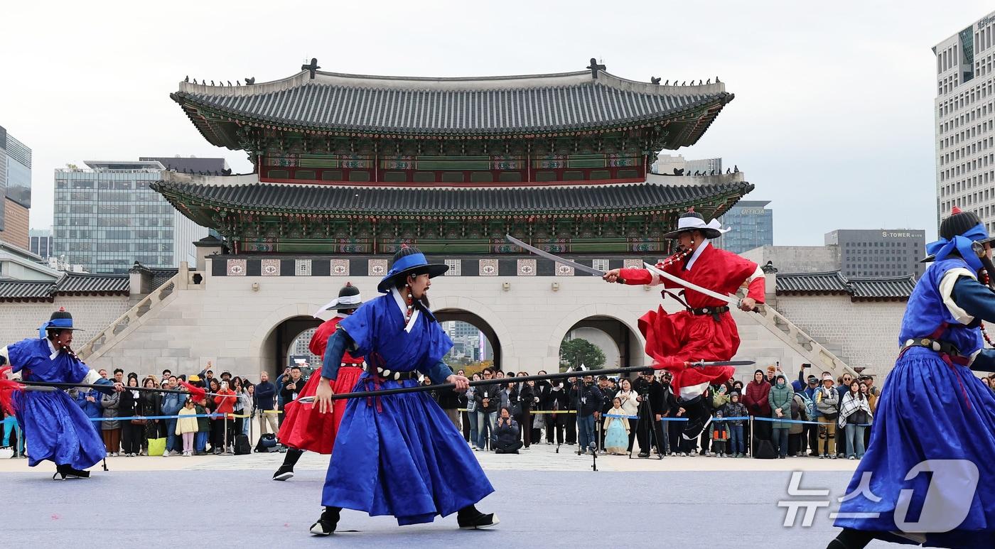본문 이미지 - 29일 서울 종로구 경복궁 흥례문 광장에서 '2026년 궁궐 호위군 사열의식 첩종' 프레스 리허설이 열리고 있다. '첩종'은 종을 연달아 친다는 의미로, 조선시대 왕이 궁궐 내 비상사태를 대비해 친히 호위군을 사열하는 군사의례를 뜻한다. 국가유산청 궁능유적본부는 오는 30일부터 11월 1일까지 하루 2회 ‘궁궐 호위군 사열의식 첩종' 행사를 일반에 공개한다. 2026.10.29 ⓒ 뉴스1 오대일 기자