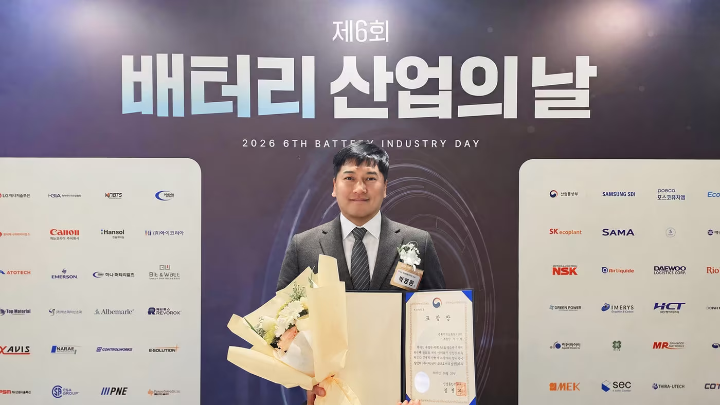 본문 이미지 - 박영환 동화일렉트로라이트 품질경영부문장이 조선 팰리스 서울 강남에서 열린 제6회 배터리 산업의 날 기념식에서 산업통상부 장관 표창을 받은 후 기념사진을 찍고 있다.(동화일렉트로라이트 제공)
