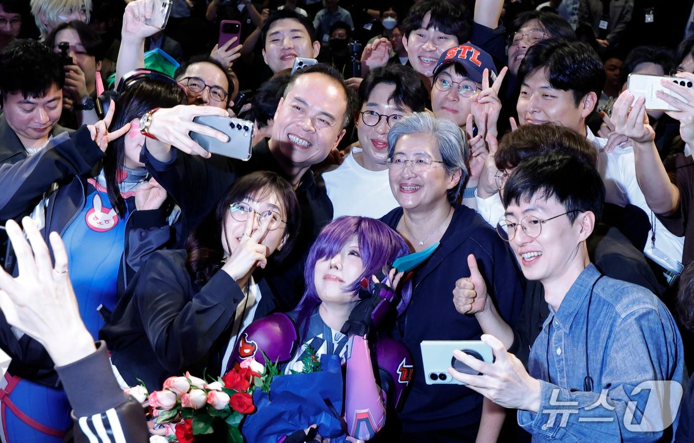 본문 이미지 - 리사 수 AMD CEO가 7일 오후 서울시 용산구 드래곤시티에서 열린 AMD 게이머 데이 행사에서 참석자들과 기념 촬영을 하고 있다. 2026.10.7 ⓒ 뉴스1 박정호 기자