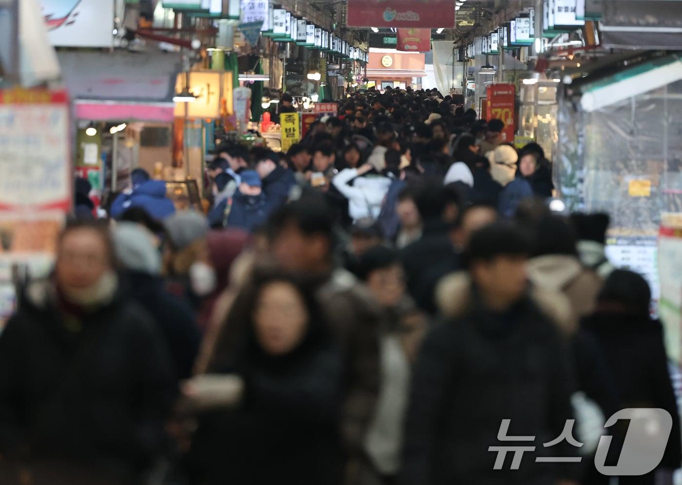 본문 이미지 - 민족 최대명절 설을 앞둔 1일 서울 마포구 망원시장에서 시민들이 장을 보고 있다. 2026.2.1 ⓒ 뉴스1 황기선 기자