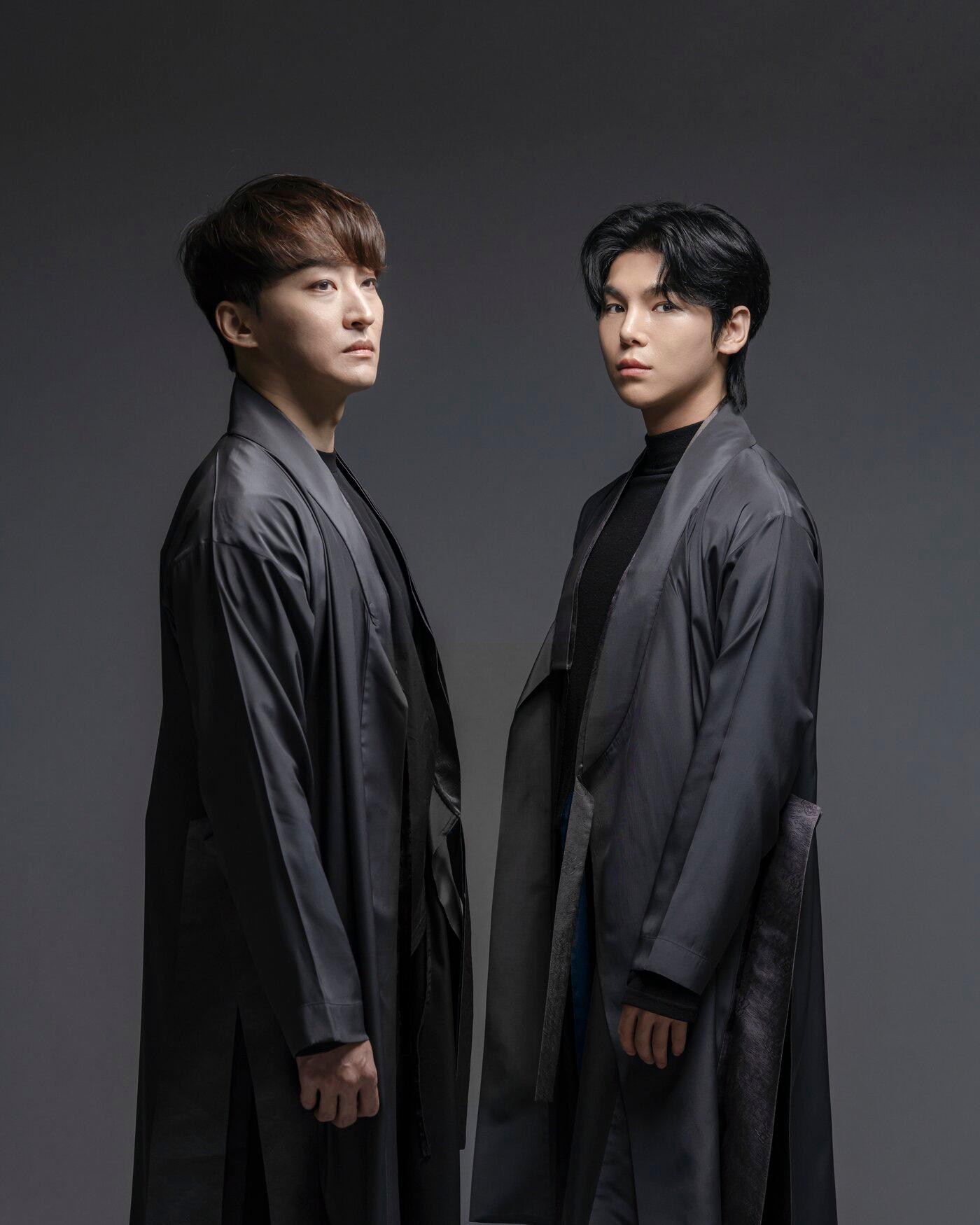 본문 이미지 - 수양 역의 이광복(왼쪽), 안평 역을 맡은 김준수(국립극장 제공)