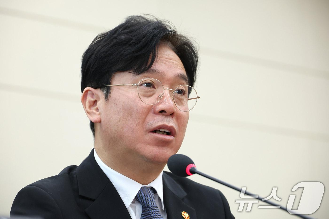 본문 이미지 - 김영훈 고용노동부 장관이 6일 서울 여의도 국회에서 열린 기후에너지환경노동위원회 전체회의에서 의원 질의에 답변하고 있다. 2026.2.6 ⓒ 뉴스1 신웅수 기자