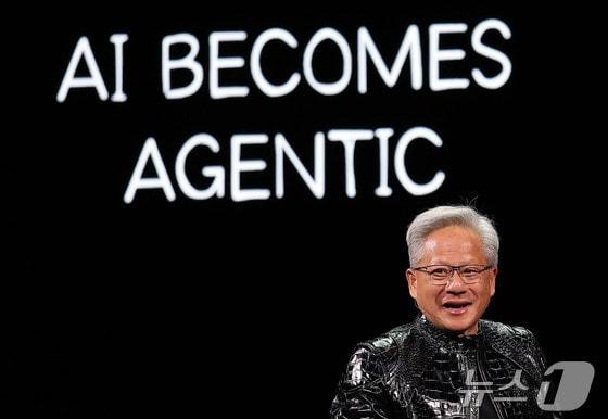 본문 이미지 - 젠슨 황 엔비디아 최고경영자(CEO)가 지난 1월 개최된 CES 2026에서 기조연설을 하고 있다.(공동취재)/뉴스1