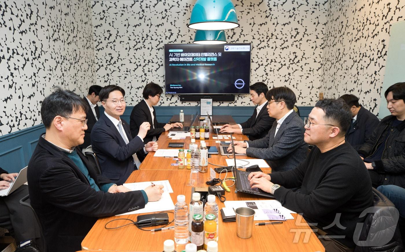 본문 이미지 - 구혁채 과학기술정보통신부 제1차관이 19일 서울 서초구 바이오넥서스를 방문해 업스테이지, 리벨리온, 한국기초과학지원연구원 등 관계 산업·연구계와 간담회를 하고 있다. (과학기술정보통신부 제공. 재판매 및 DB 금지) 2026.3.19 ⓒ 뉴스1