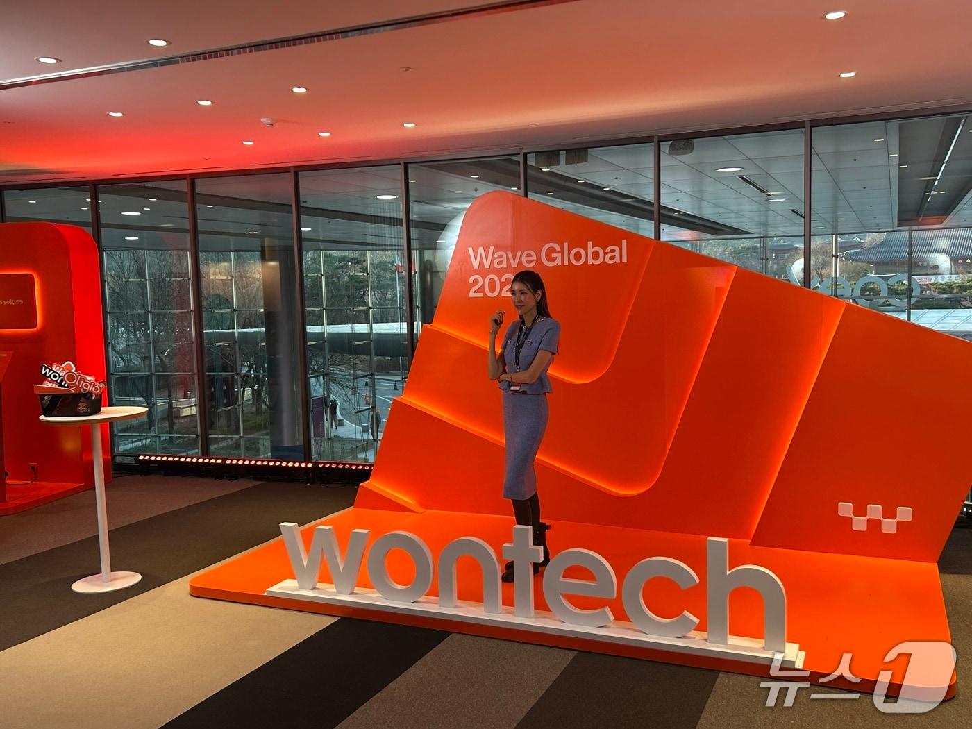 본문 이미지 - 21일 서울 강남구 코엑스에서 열린 원텍의 브랜드 행사 '웨이브 글로벌'에서 한 참가자가 포즈를 취하고 있다. 2026.3.21 ⓒ 뉴스1 문대현 기자