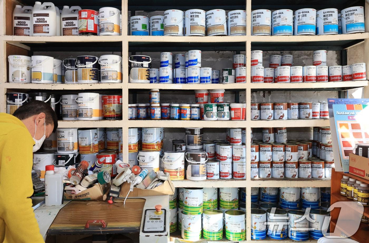 본문 이미지 - 중동 사태가 장기화로 나프타 품귀 현상이 나타나며 국내 페인트 기업들이 전방위 가격 인상에 나섰다. 사진은 서울의 한 페인트 판매 대리점에 페인트가 진열된 모습. 2026.3.25 ⓒ 뉴스1 이호윤 기자