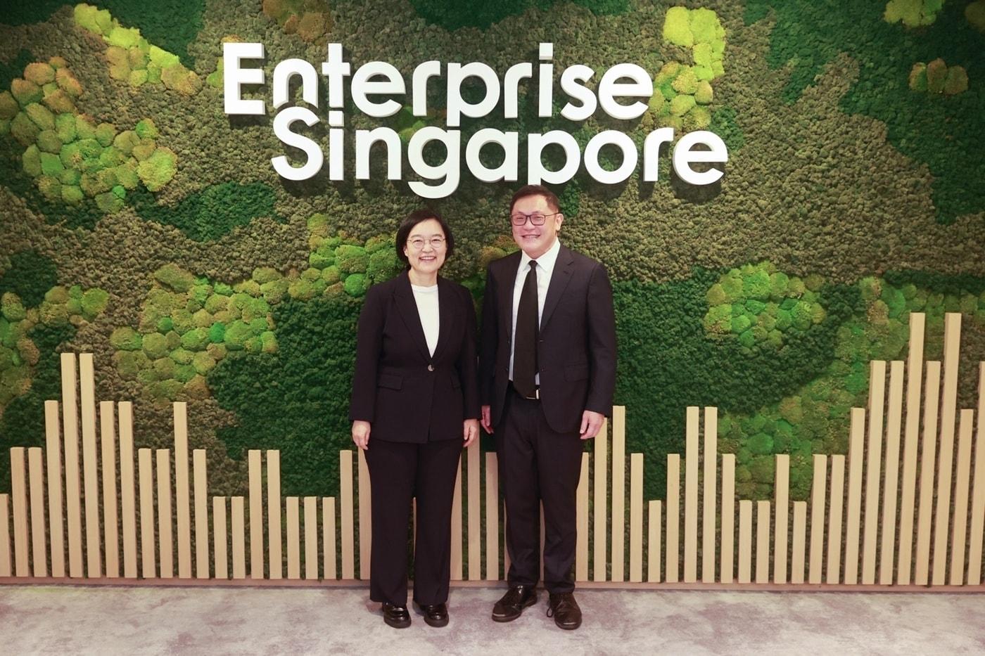 본문 이미지 - 중소벤처기업부의 한성숙 장관(왼쪽)이 싱가포르를 찾아 벤처, 스타트업 협력 확대 방안을 논의했다. (중기부 제공)