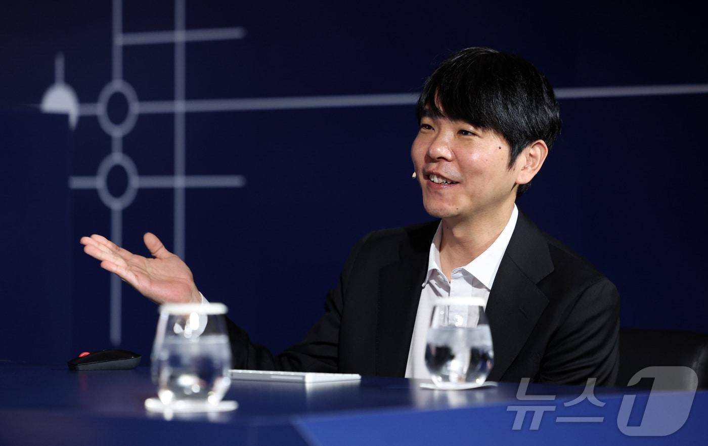 본문 이미지 - 바둑기사 이세돌 9단이 9일 서울 종로구 포시즌스호텔에서 AI 스타트업 인핸스가 주최한 '에이전틱 AI 상용화 글로벌 캠페인'에 참석해 에이전틱 AI로 제작한 바둑모델을 시연하고 있다. (공동취재) 2026.3.9 ⓒ 뉴스1 박정호 기자