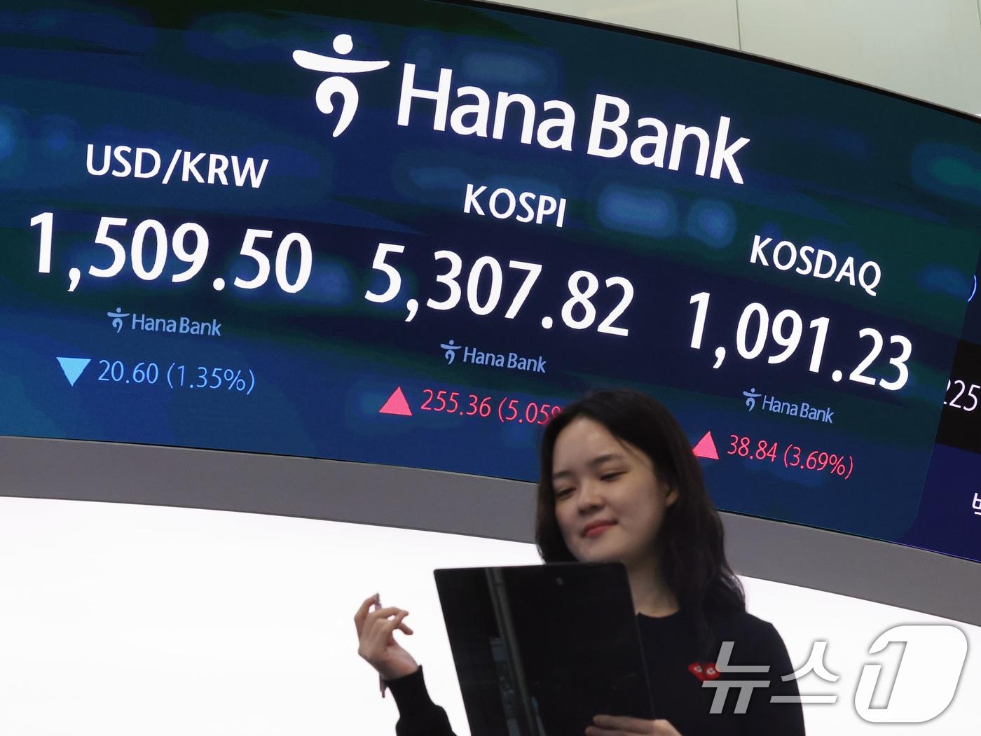 본문 이미지 - 코스피 지수가 5% 넘게 오르며 장 초반 매수 사이드카가 발동된 1일 오전 서울 중구 하나은행 딜링룸 전광판에 코스피 시황이 표시되고 있다. 2026.4.1 ⓒ 뉴스1 황기선 기자